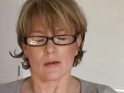 Violación de la chica en la mesa con un amigo de videos español xxx su